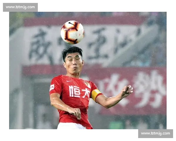 南华与广州恒大激战回顾：赛场争锋与背后战术解析